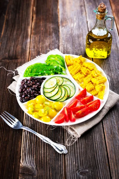 Salade Légumes Frais Sur Assiette Blanche Gros Plan — Photo