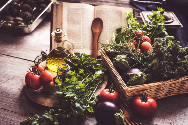 Verduras Frescas Utensilios Libro Cocina Cerca — Foto de Stock