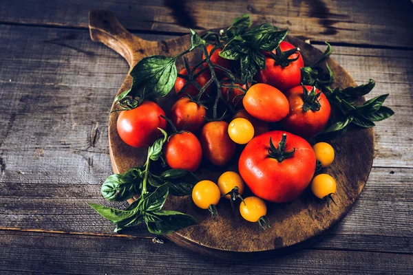 Ahşap arka plan üzerinde farklı domates