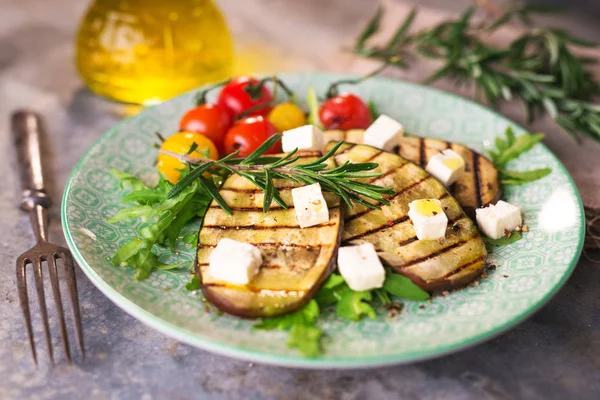 Berinjela Grelhada Com Queijo Feta Tomate — Fotografia de Stock