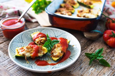 Kabak dolması kıyılmış ve mozzarella peyniri