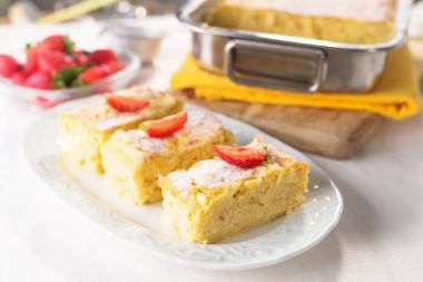 Çilek, pirinç sufle tatlı yakın çekim