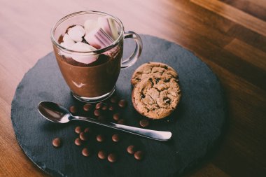 Sıcak çikolata hatmi ve çerezler ile