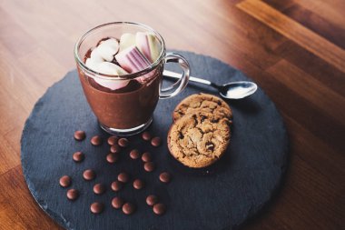 Sıcak çikolata hatmi ve çip çerezler ile