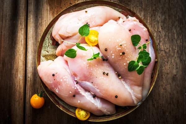 Petto Pollo Crudo Sfondo Legno Vista Dall Alto — Foto Stock