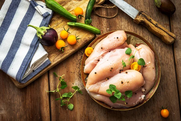 Ahşap arka plan, üstten görünüm üzerinde çiğ tavuk göğsü