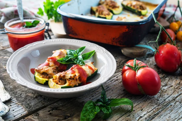 Zucchini Diisi Dengan Minced Dan Mozzarella — Stok Foto