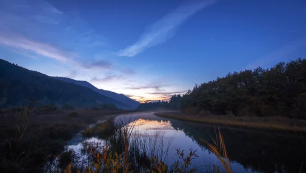 Mistige Rivier Vroege Ochtend Prachtige Natuur Achtergrond — Stockfoto