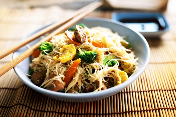 Fideos Asiáticos Arroz Wok Con Pollo Verduras — Foto de Stock