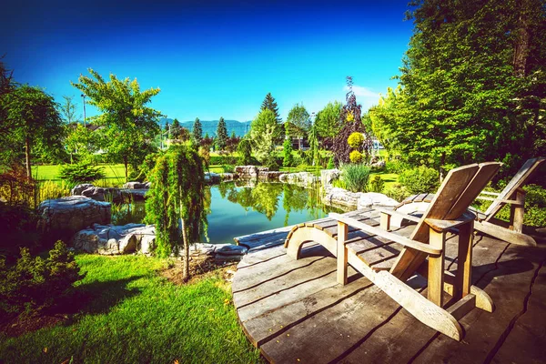 Λίμνη Στον Κήπο Κατωφλιών Καρέκλα Adirondack Σύνολο — Φωτογραφία Αρχείου