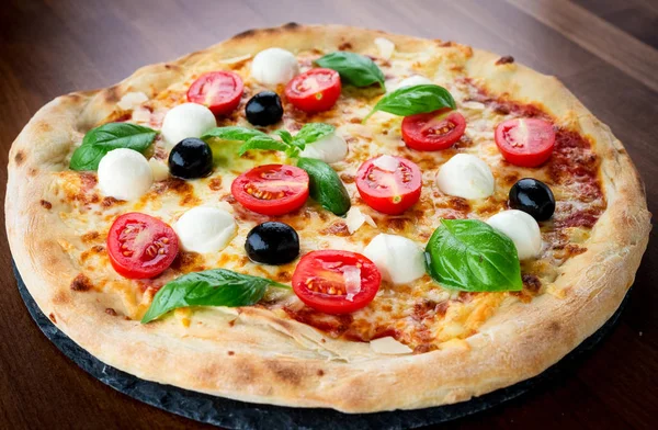 Güzel pizza domates ve mozzarella, yakın çekim