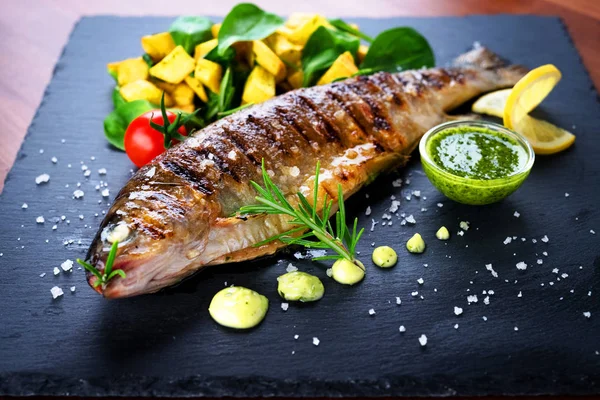 Grilled Trout Potato Spinach Leaves — Stock Photo, Image