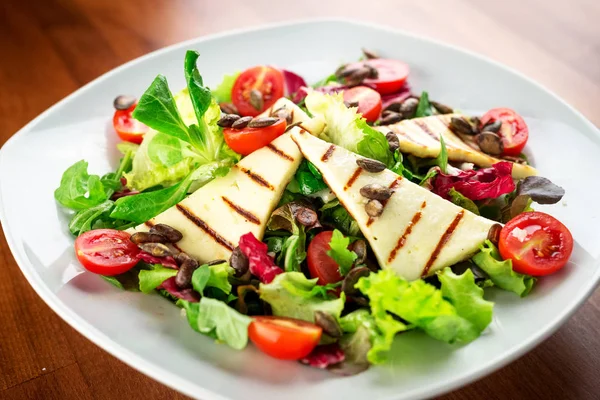 Salat Mit Gegrilltem Käse Und Gemüse — Stockfoto