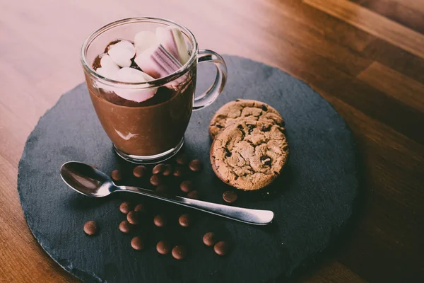 Sıcak çikolata hatmi ve çerezler ile