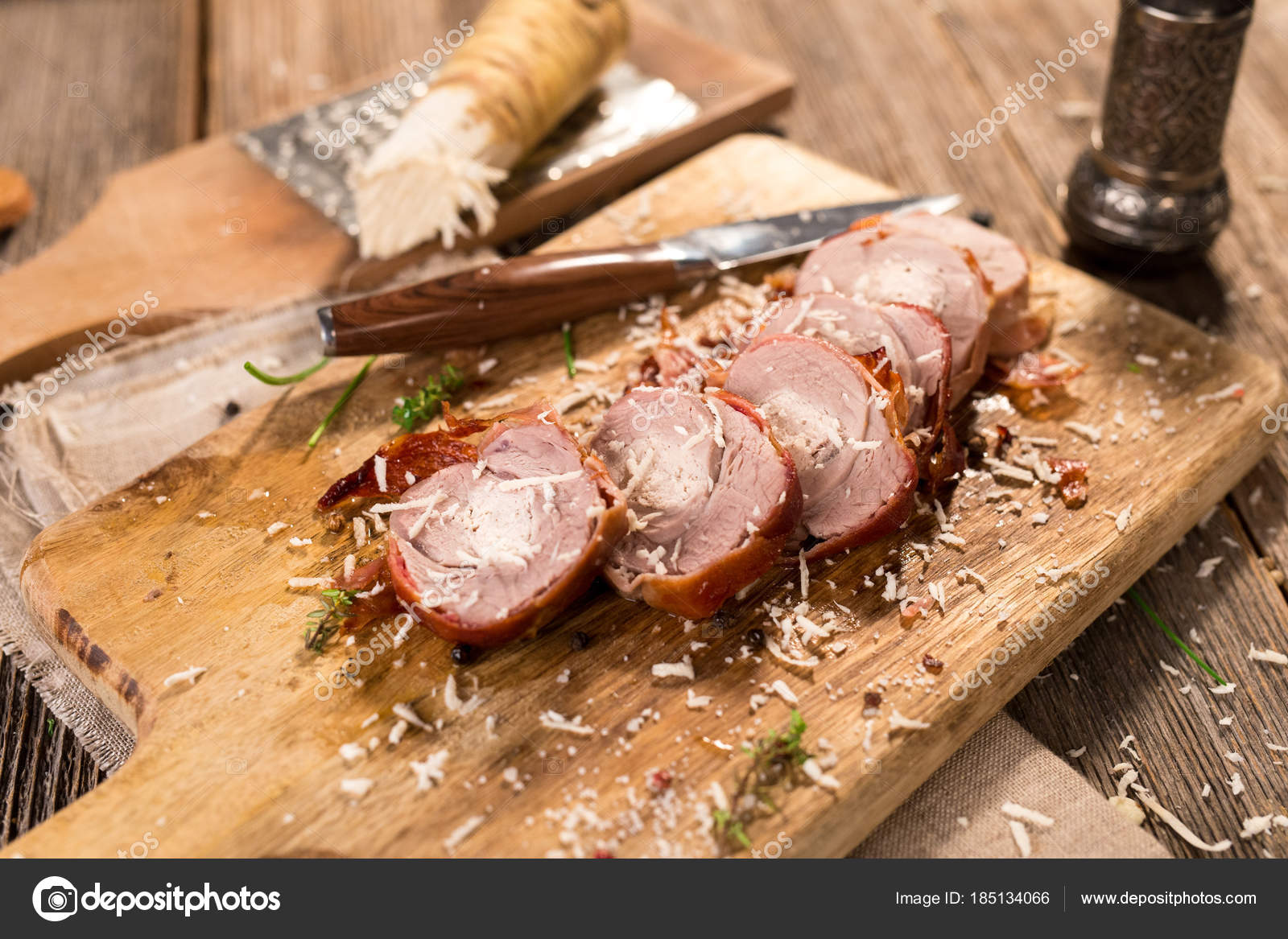 Costilla de cerdo a la parrilla con hierbas frescas, cortadas en tabla