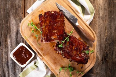 Füme Barbekü domuz eti yedek kaburga, üstten görünüm