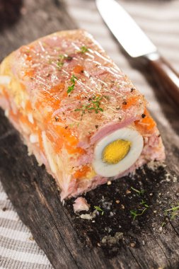 Jambon, yumurta, havuç ve turp birlikte terrine