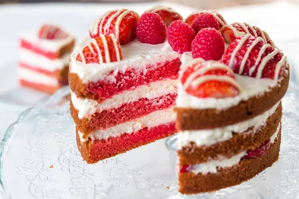 Roter Samtkuchen Mit Erdbeere Und Weißer Schokolade — Stockfoto