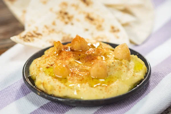 Homemade hummus with chickpeas — Stock Photo, Image