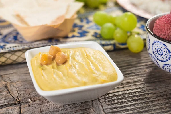 Homemade hummus with chickpeas — Stock Photo, Image