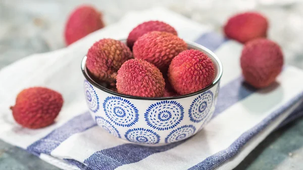 Fresh organic lychee fruit — Stock Photo, Image