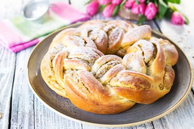 Tatlı badem ezmesi ve fıstık ile Paskalya ekmek örgülü