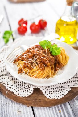 İtalyan spagetti Bolognese fesleğen ile beyaz tabakta servis