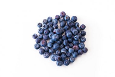 yığın üzerinde beyaz izole taze yaban mersini