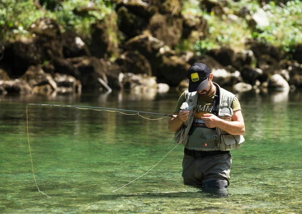 川の制服漁業の漁師のビュー — ストック写真