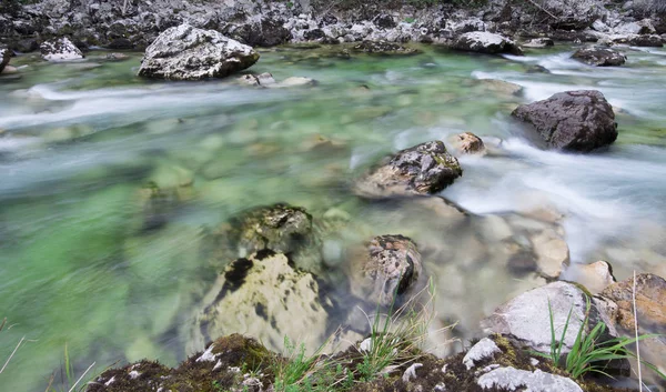 Piękny Widok Góry Rzeka Stream — Zdjęcie stockowe