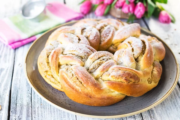 Tatlı badem ezmesi ve fıstık ile Paskalya ekmek örgülü