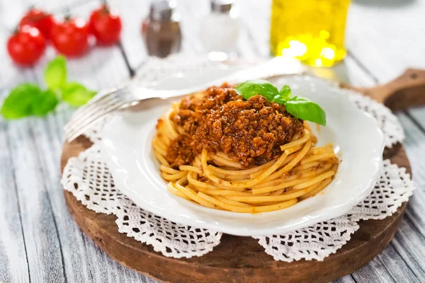 Włoskie Spaghetti Bolognese Serwowane Białe Płytki Bazylią — Zdjęcie stockowe