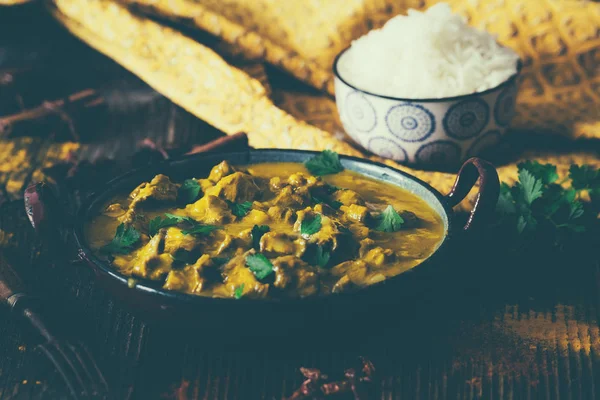 Tál Tele Indiai Curry Fűszerek Fából Készült Asztal Tálalva — Stock Fotó