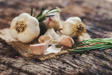 Ahşap yüzeyde rosemary ile taze sarımsak