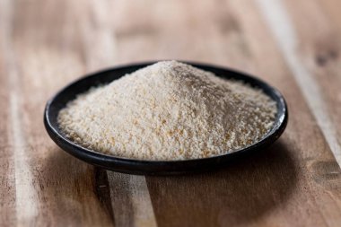 Ekmek kırıntısı ahşap masa üzerinde siyah plaka