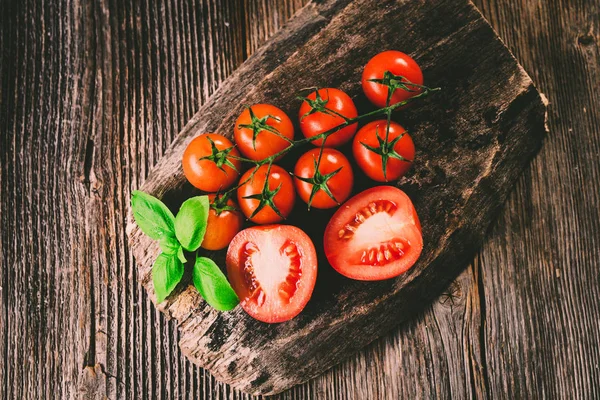 Tomates Frescos Con Hojas Albahaca Superficie Madera — Foto de Stock