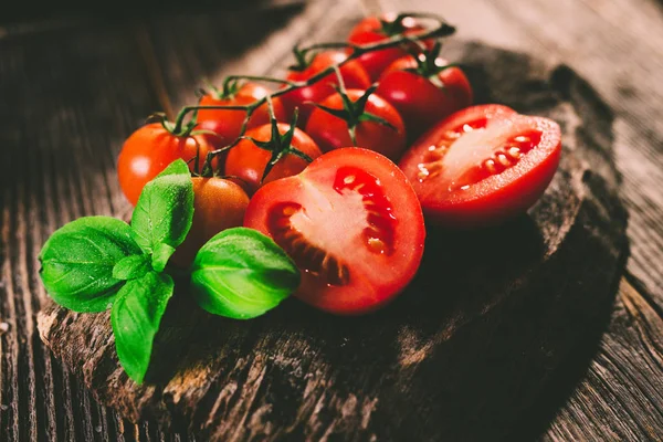 Tomates Frescos Con Hojas Albahaca Superficie Madera — Foto de Stock