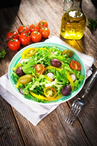 Frischer Grüner Salat Auf Holzgrund — Stockfoto