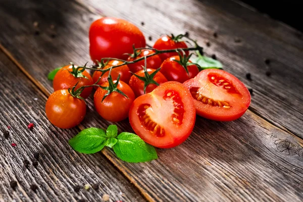 Färska Tomater Med Basilika Blad Träytan — Stockfoto