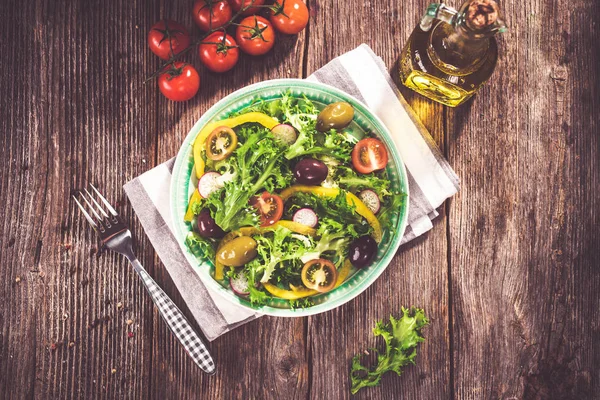 Insalata Verde Fresca Sfondo Legno — Foto Stock