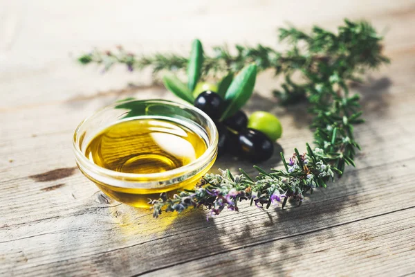 Olive Oil Glazen Kom Met Bladeren Olijven Houten Tafel — Stockfoto