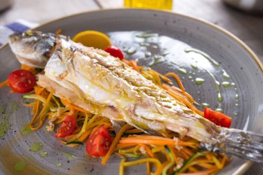 Masanın üzerine sebzeli pişmiş balık