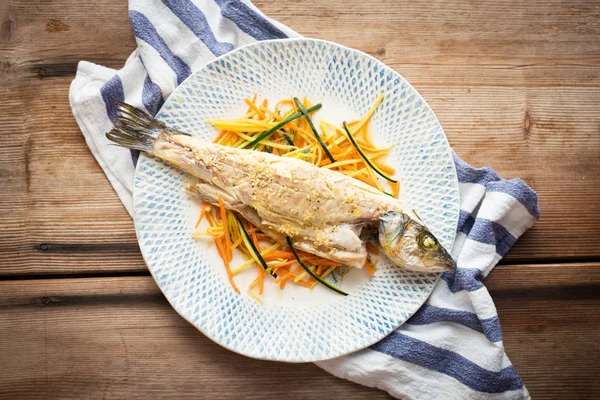 Pescado Cocido Con Verduras Mesa — Foto de Stock