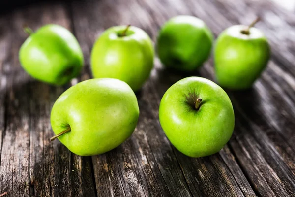 Verse Groene Appels Houten Ondergrond — Stockfoto