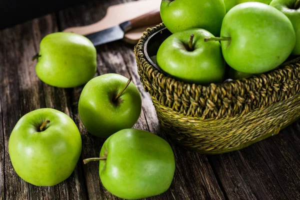 Pommes Vertes Fraîches Avec Panier Sur Fond Bois — Photo