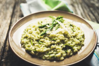 Risotto ile kuşkonmaz, görünümü kapatın
