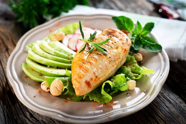 Gegrillte Hühnerbrust Mit Avocado — Stockfoto