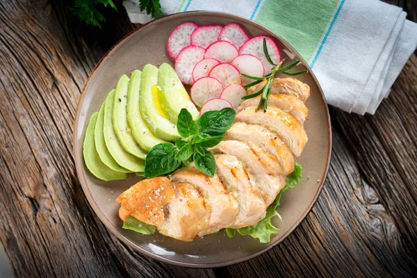 Pechuga Pollo Parrilla Con Aguacate — Foto de Stock