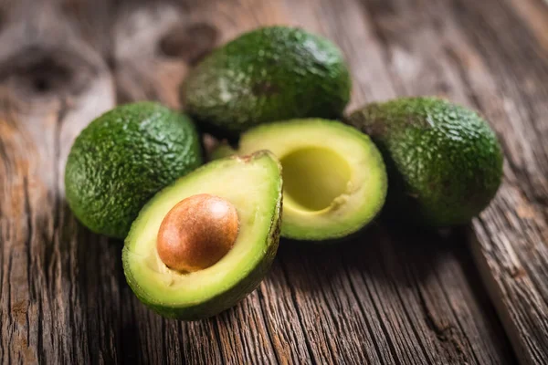 Groen Vers Avocado Houten Achtergrond — Stockfoto