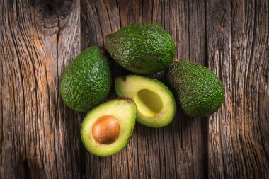 ahşap zemin üzerinde avokado.